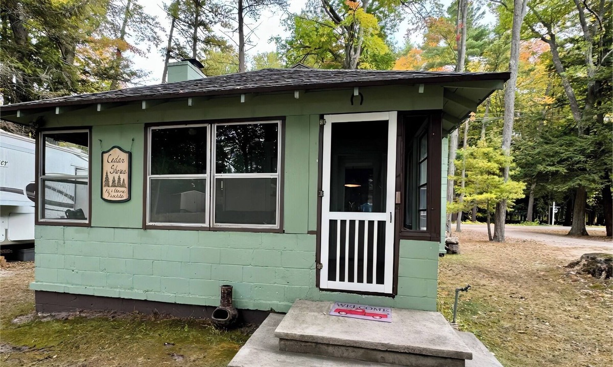 Honor Cabin | Charming 3 BR Lakefront Cottage - Gateway to Platte Lake & Sleeping Bear Dunes!