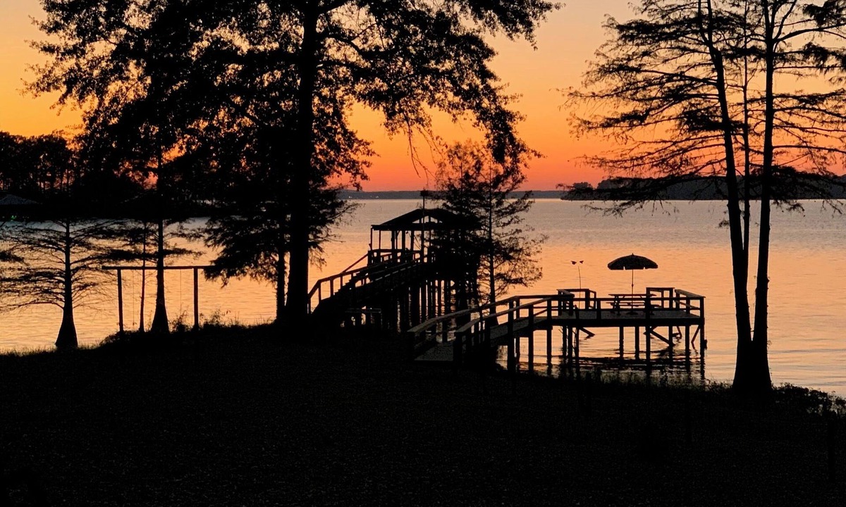 Negreet House | Charming 4-bedroom, 3 Bath Lake House on Toledo Bend Lake