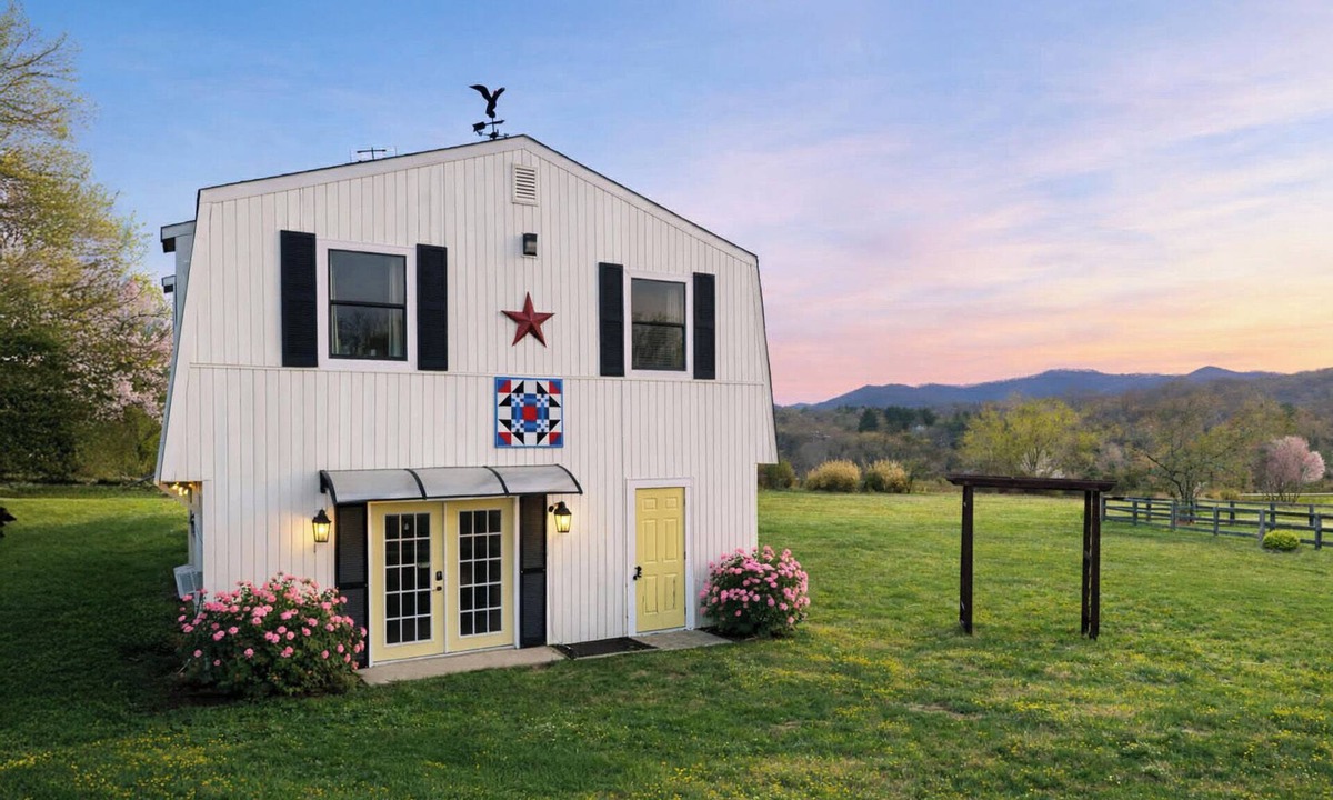 North Garden House | Charming Barndominium with Beautiful Mountain Views & Hot tub! Pets Welcome!