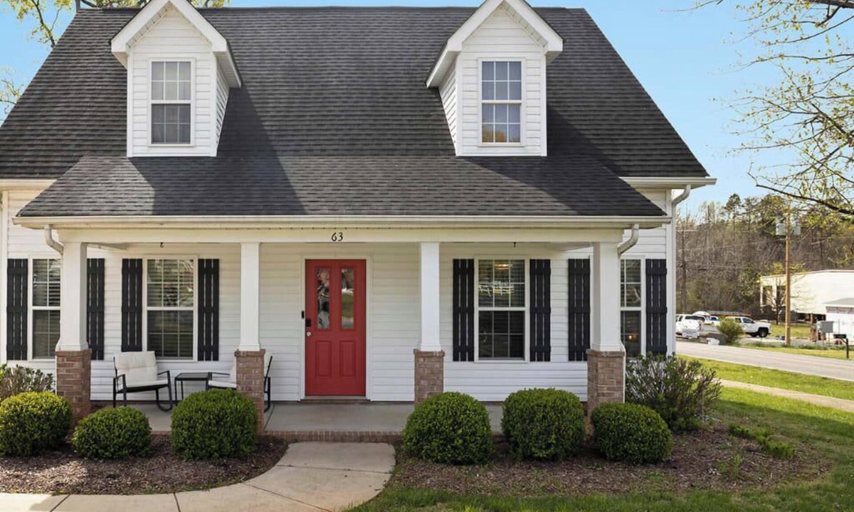 North Belmont House | Charming Belmont Retreat - 3 beds & Private Yard