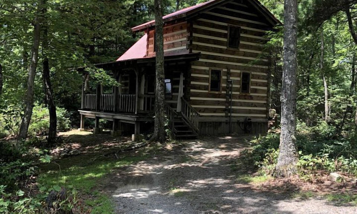Old Town Cabin | Charming Cabin Rental with Hot Tub and Breakfast Included, Perfect for Intimate Getaways in Virginia