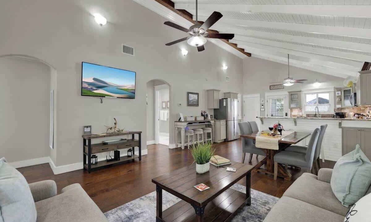 Fredericksburg House | Charming Cottage-3 Mins to Downtown-Pet Friendly!