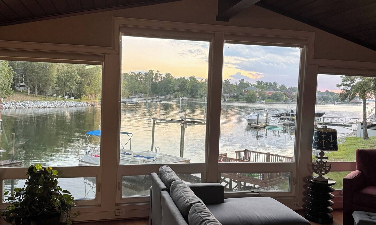 Columbia House | Charming Cottage 2-bedroom house located on Lake Murray SC!
