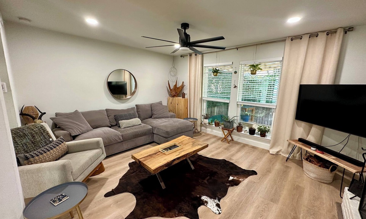 Timber Village House | Charming & Cozy 2-Bedroom Retreat in South Austin + Patio Backyard Oasis