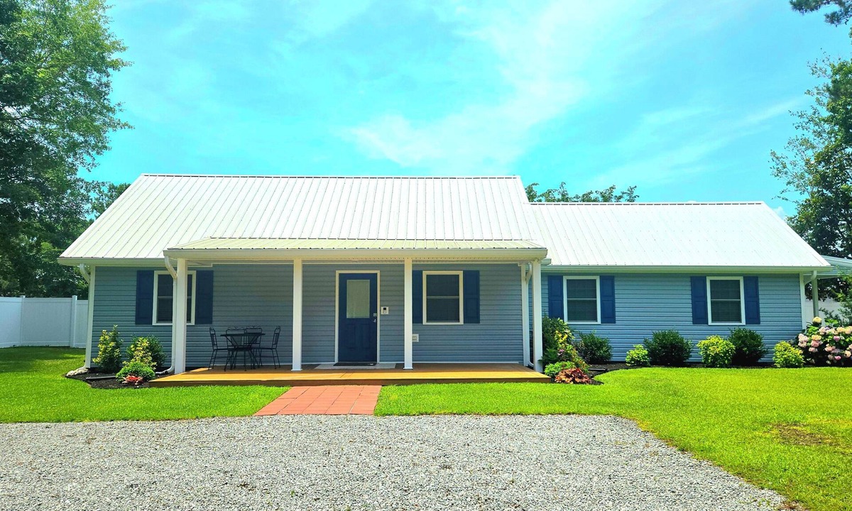 Swansboro House | Charming & Cozy 3bdr 2b Home in Heart of Swansboro Perfect for a Relaxing Stay!