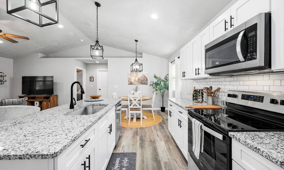High Springs House | Charming Downtown High Springs Retreat. 3Bedroom 2Bath. 2 blocks to downtown