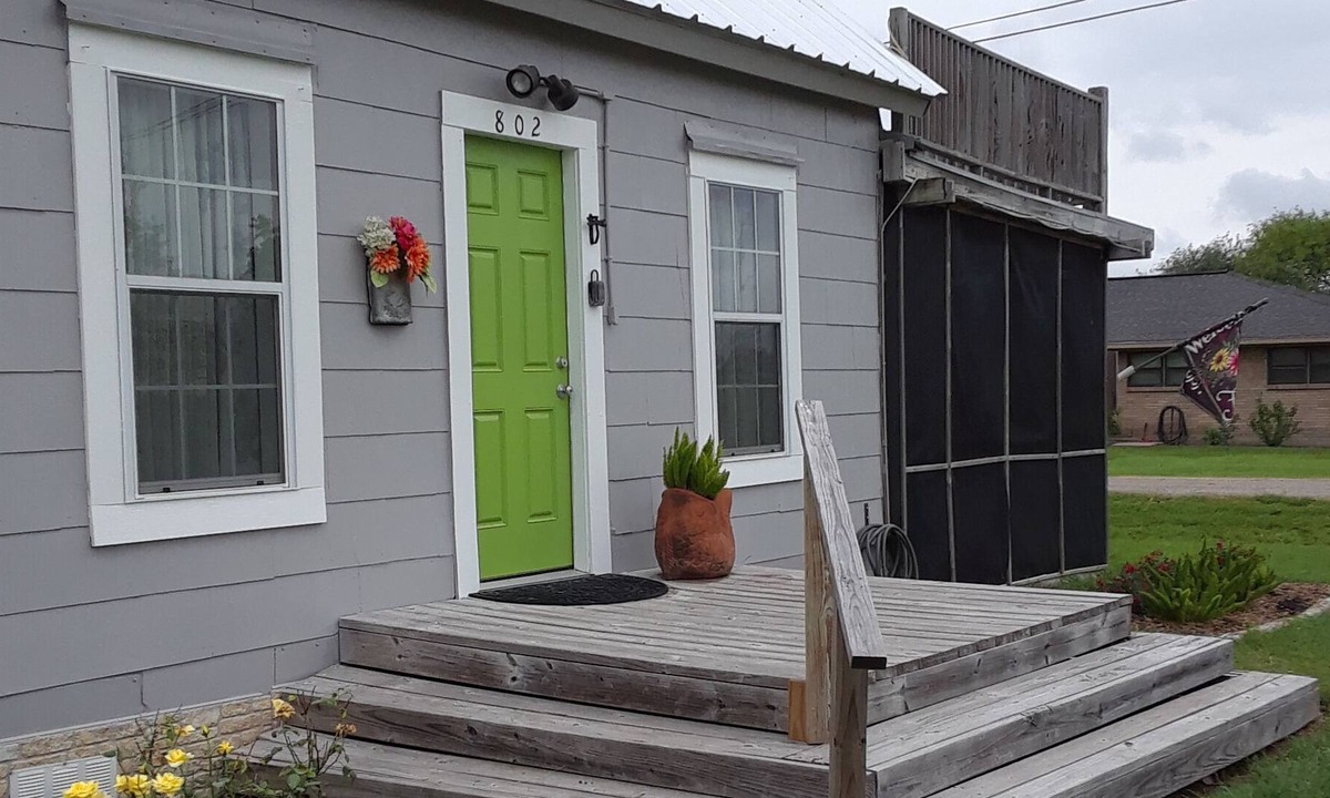 Long Mott House | Charming home 2 blocks from waterfront