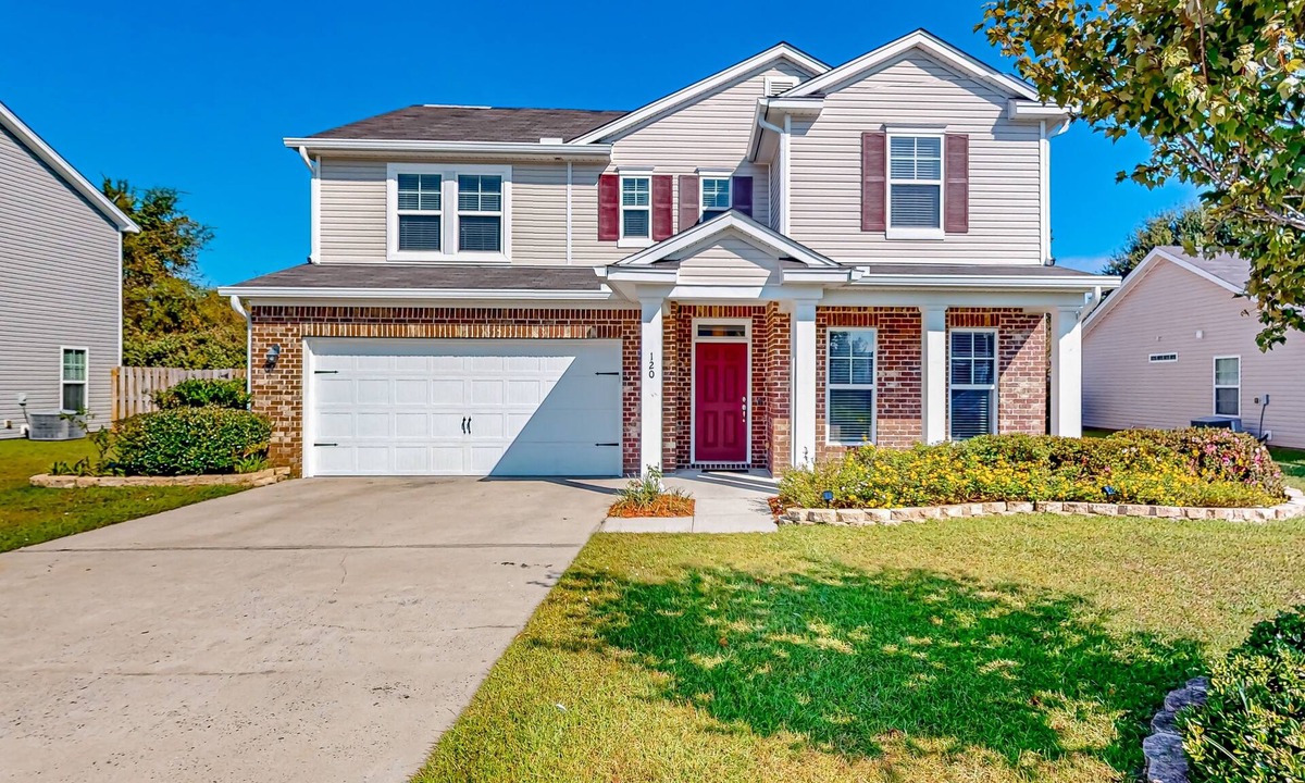 Port Wentworth House | Charming home in great location with fenced yard, AC, & W/D
