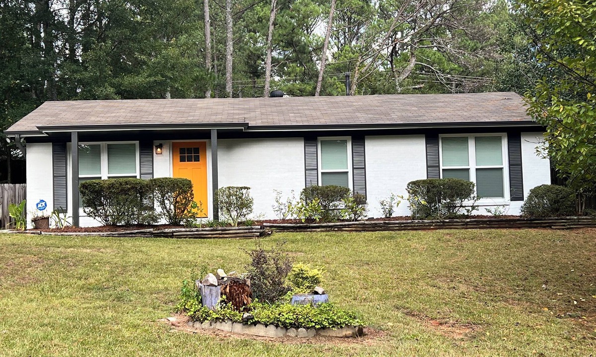 Snellville House | Charming Home in Snellville Dog-Friendly Big Fenced Yard!