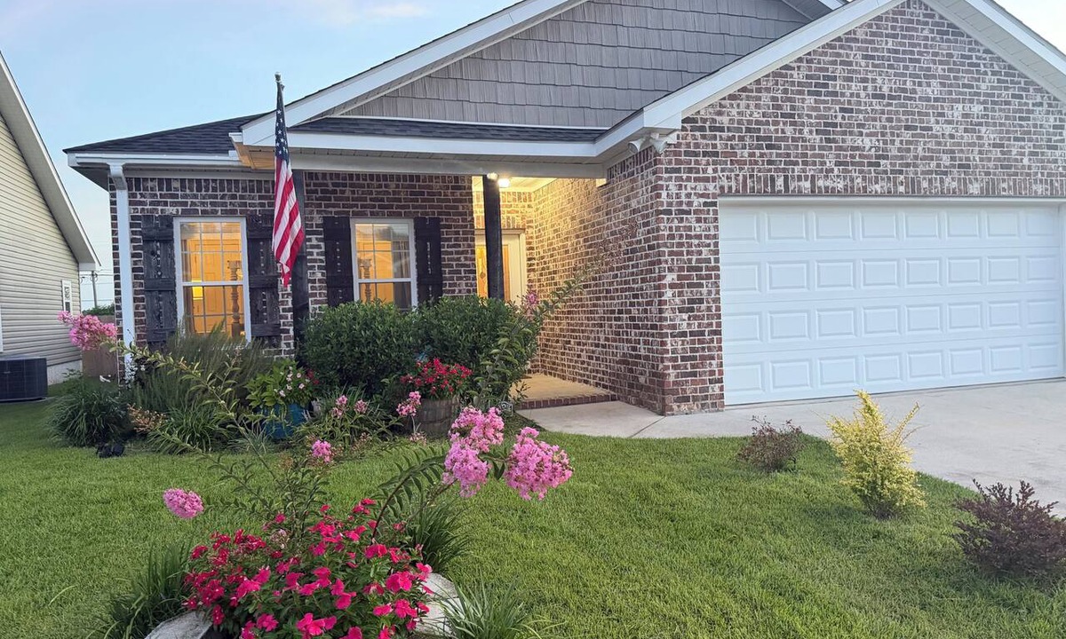 Dothan House | Charming Home, Peaceful Patio & Quiet Neighborhood