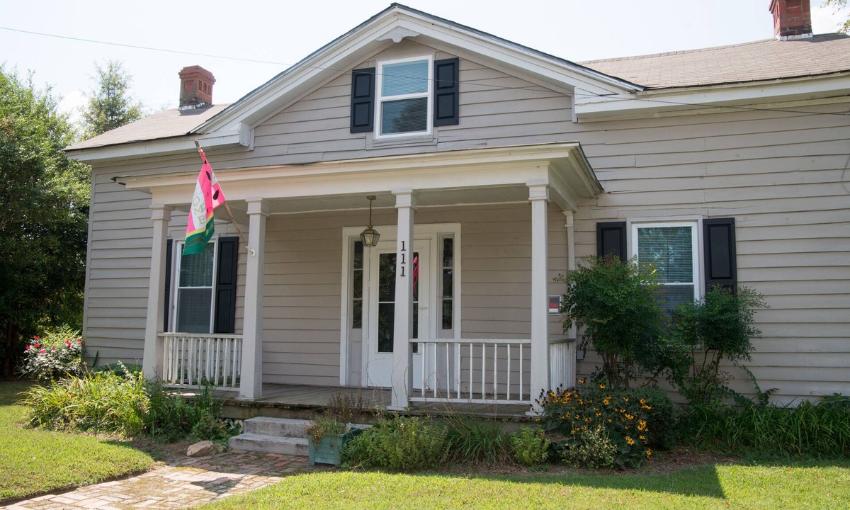 Como House | Charming restored Victorian Farmhouse and cottage on a large rural lot.