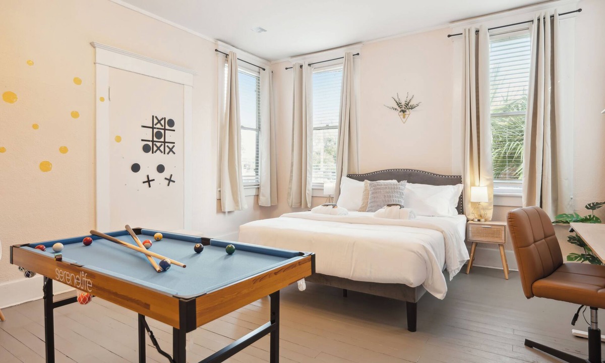 Metropolitan House | Charming Retreat 4BR w/Pool table + Board games