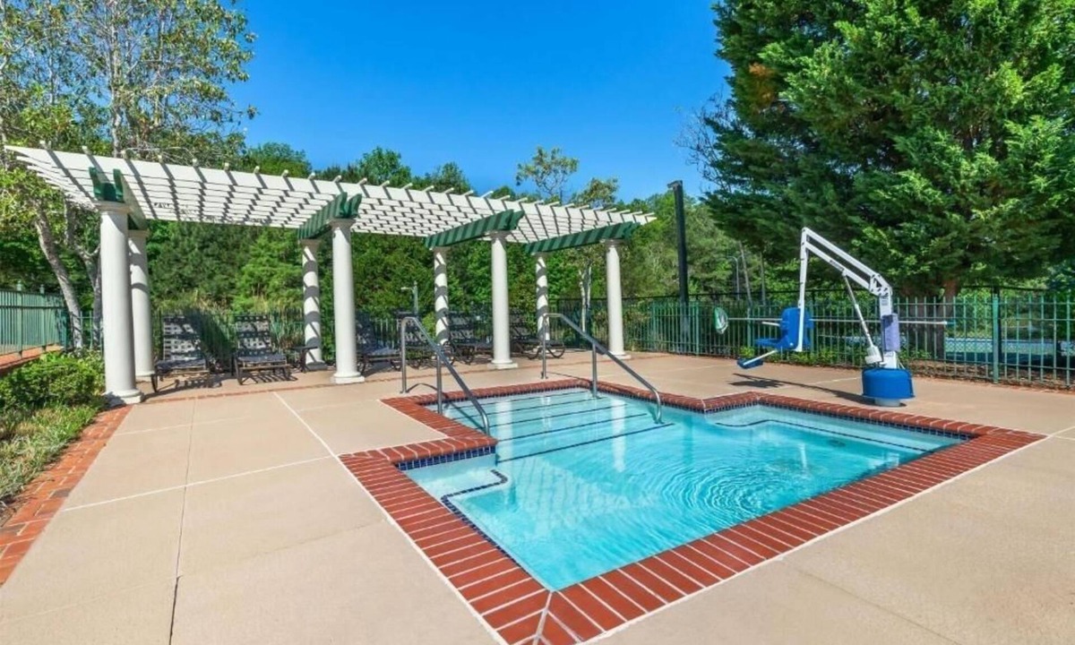 Berkeley Hotel | Charming Retreat with Space for the Whole Family l Kitchenette and Balcony