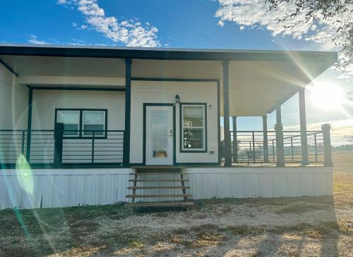 Oatmeal Villa | Charming Tiny Home Near Killeen & Fort Hood