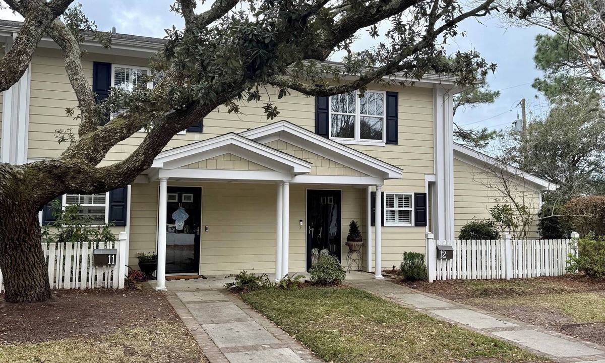 Morehead City House | Charming townhome just 15 minute walk from historic downtown Beaufort.