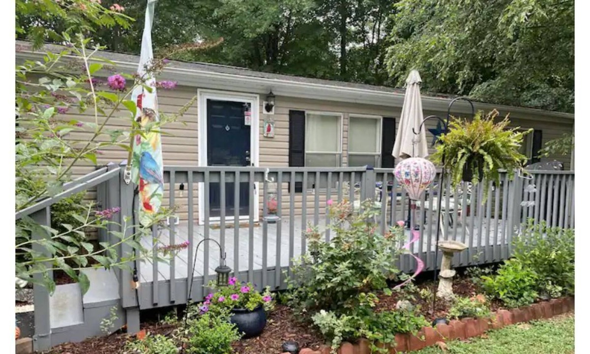 Tryon House | Cheerful 3 bedroom home close to TIEC and more!