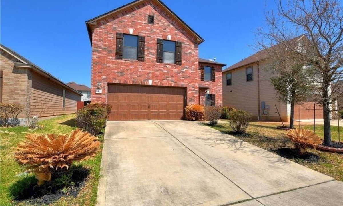 McNeil House | Cheerful 4 Bedroom House with Garage