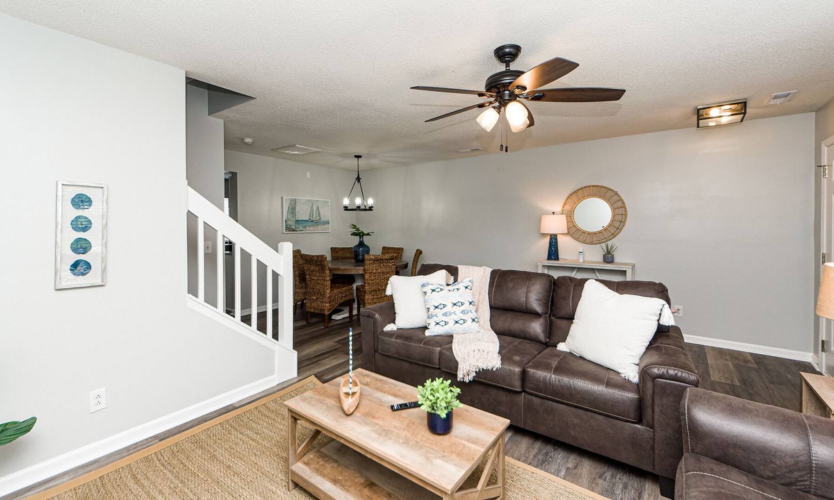Charleston House | Cheerful & Comfy Townhome. Conveniently Located!