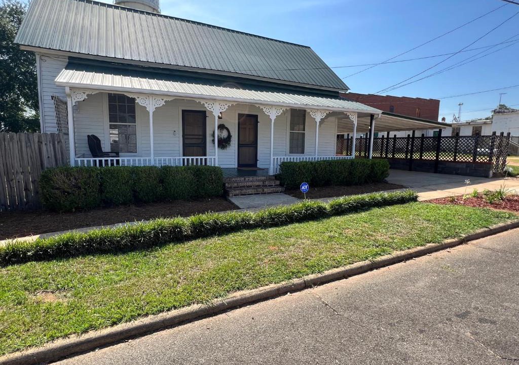 Buena Vista House | Cheerful Cottage adjacent to Buena Vista Square