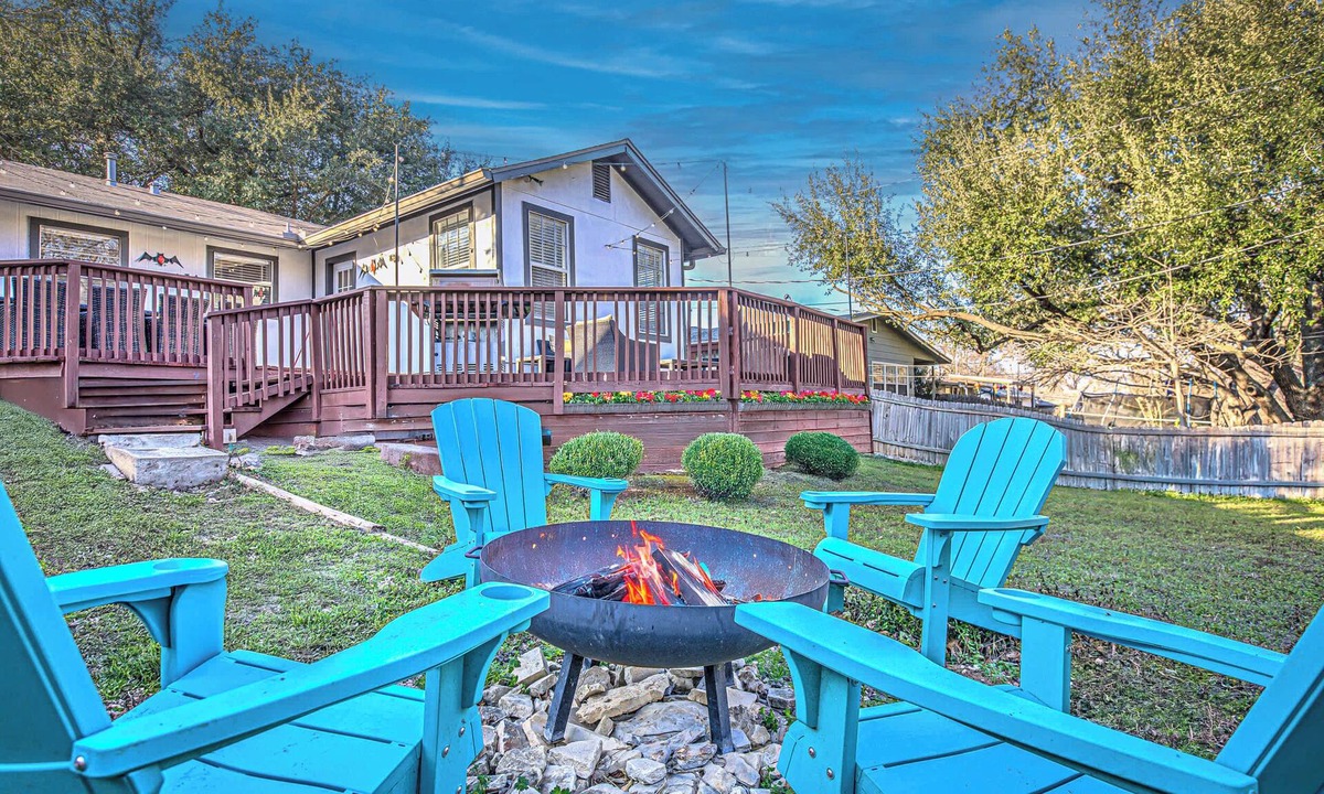 Parker Lane House | Chic 4 BDR for 9 Near DT & Mins to Lady Bird Lake!