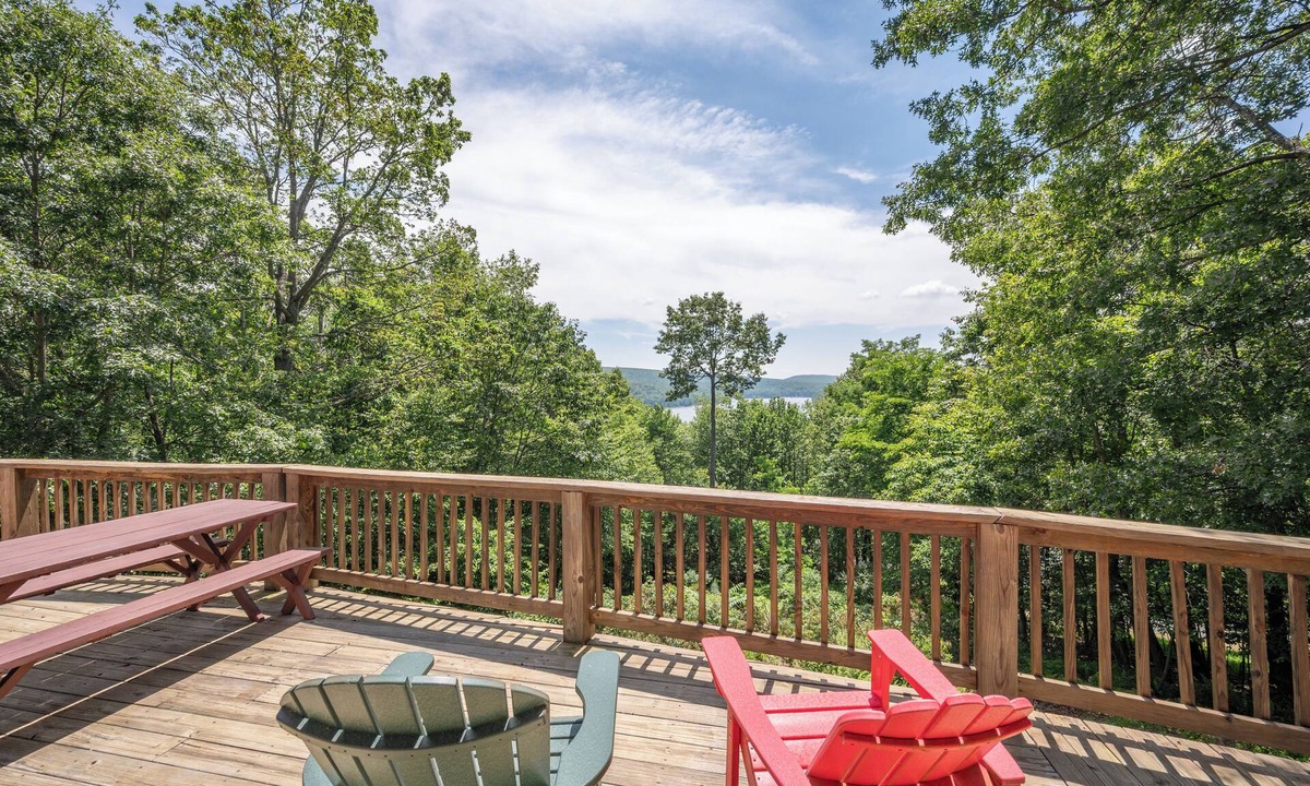 McHenry House | Chic Dog Friendly Chalet w/Fire Pit & Hot Tub