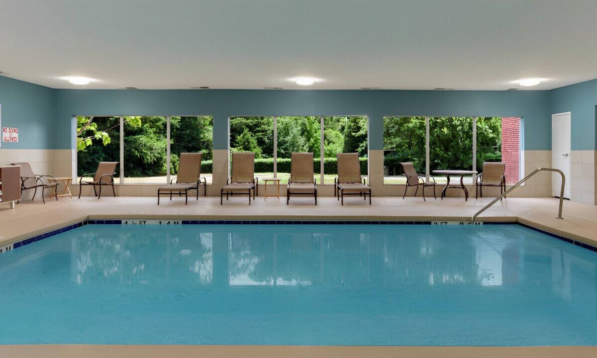 Arrowood House | Chic & Elegant Room near Starmount Shopping