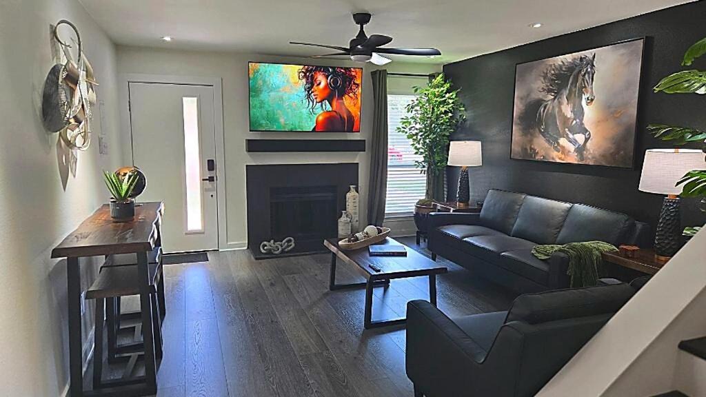 Dallas Apartment | Chic Luxury Getaway - 3 min to Love Field