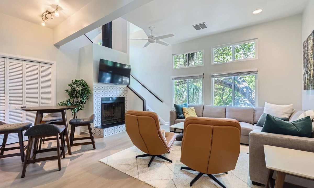 Judge's Hill House | Chic Mid-Century! Walk to UT and Downtown