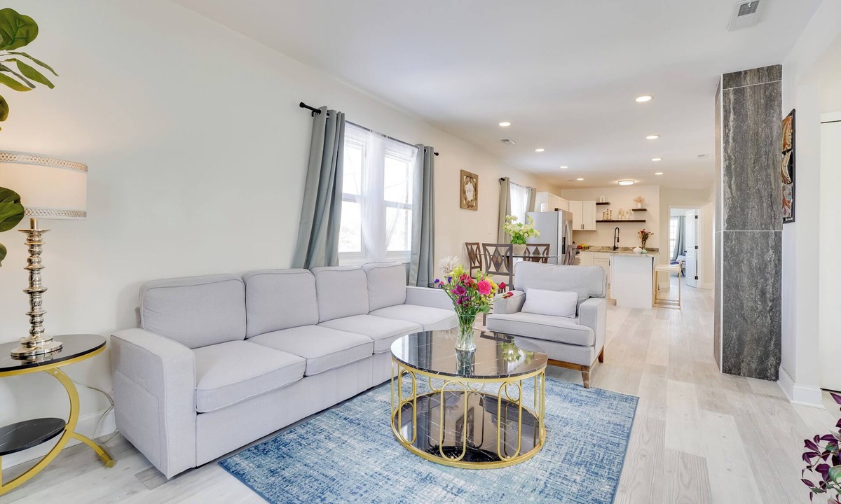 Hamtramck Apartment | Chic Modern Apt w/Free Parking Near Dtwn Detroit