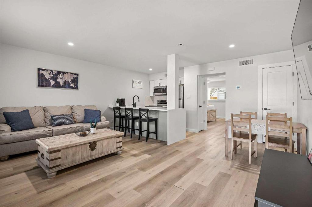 Barton Hills Apartment | Chic & Stylish 1BR Retreat - Near Zilker Park