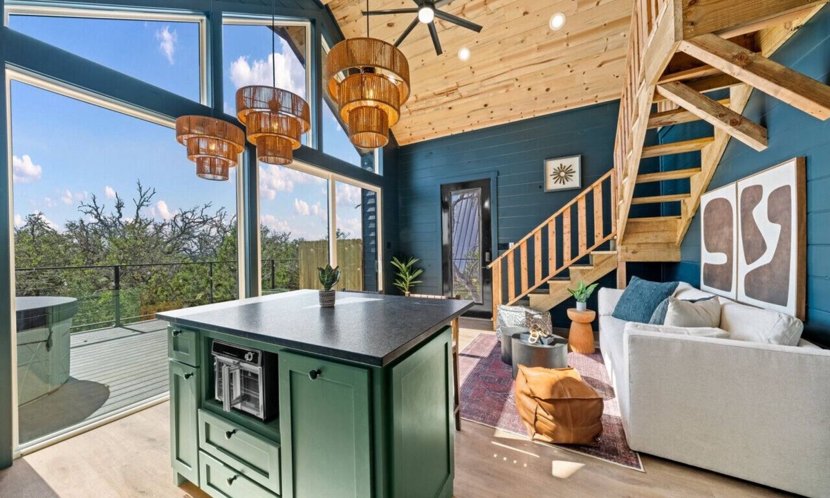 Fredericksburg Cabin | Chin Treehouse* Lux* Hot tub* Fredericksburg*Tesla EV