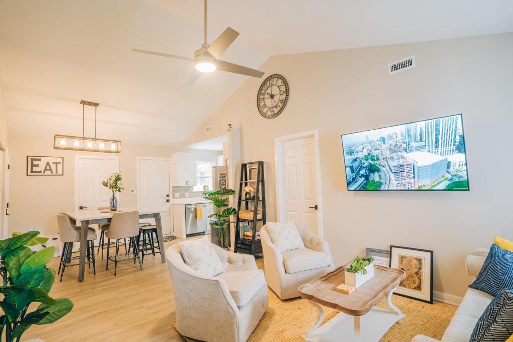Charlotte House | City Retreat - 4 Bedroom Oasis with King & Private Yard near Downtown