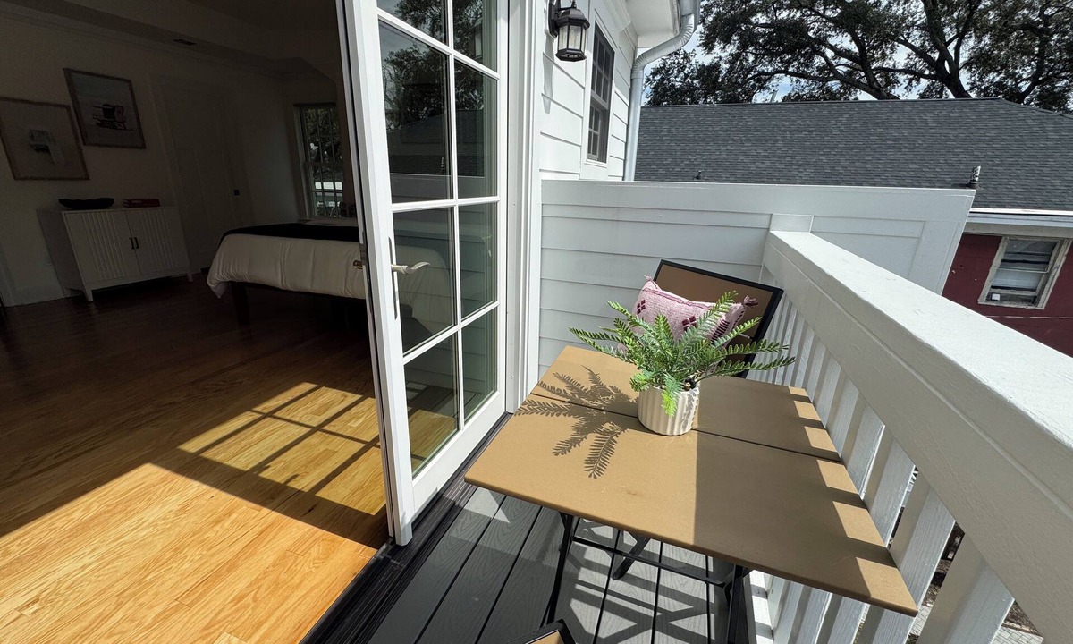 Dixon Park Apartment | Classy 3-Story Downtown Apt