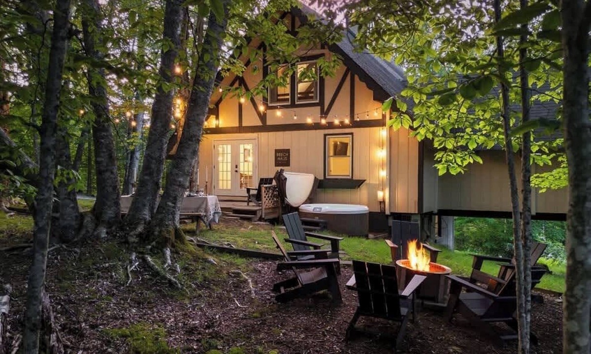 Beech Mountain Ski Chalet | Classy Chalet-Hot Tub-Pets-Close to Slopes!