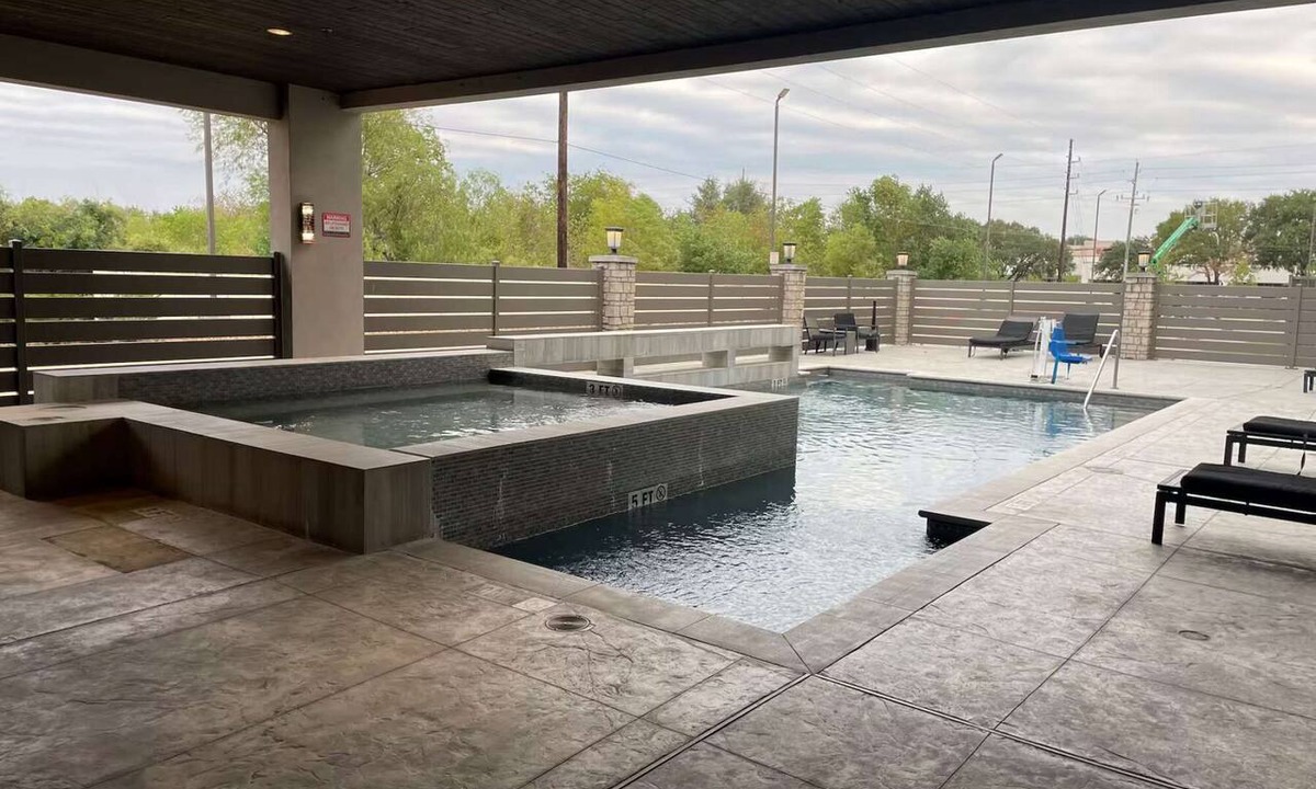 Barker Hotel | Close to Topgolf | Pool. Gym + Free Breakfast