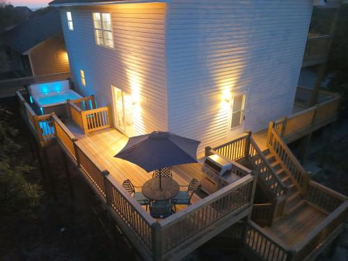 Surf City House | Coastal 4BR Retreat Hot tub Water Views Deck Pet-friendly