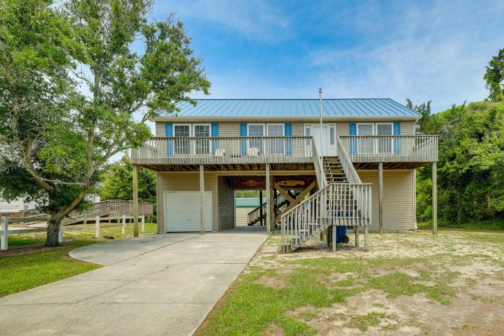 Emerald Isle House | Coastal Emerald Isle Retreat w/Deck & Grill!