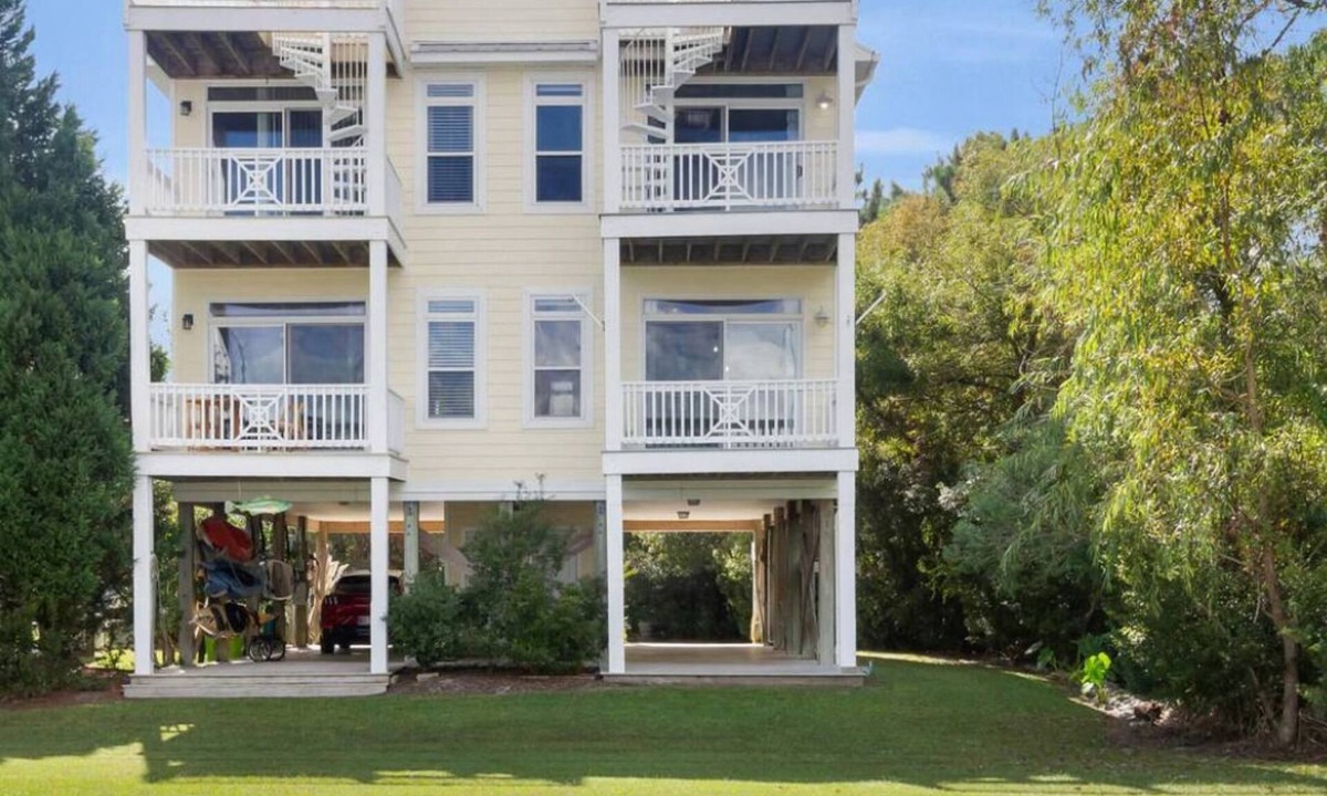 Fairfield Harbour House | Coastal Retreat w/Balcony, Bikes & Pool Access