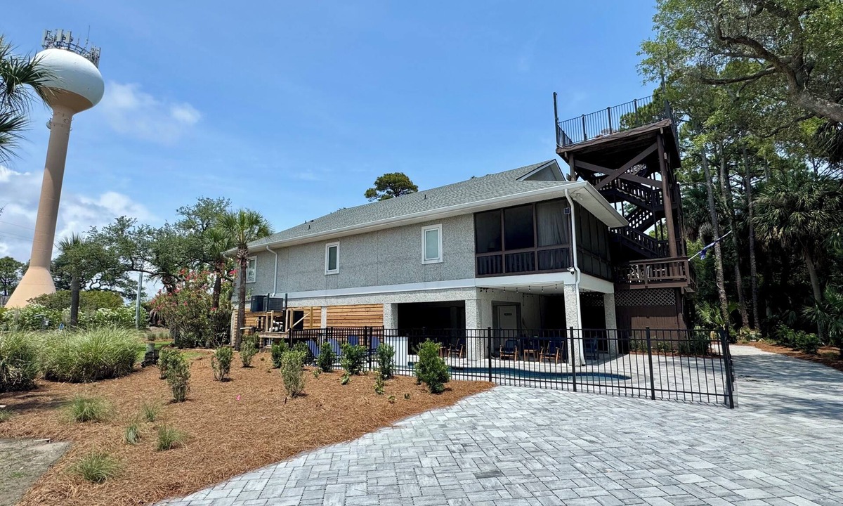 Saint Helena Island House | Cocktail pool, hot tub, game room, sleeps 31, short walk to Beach, cards avail!