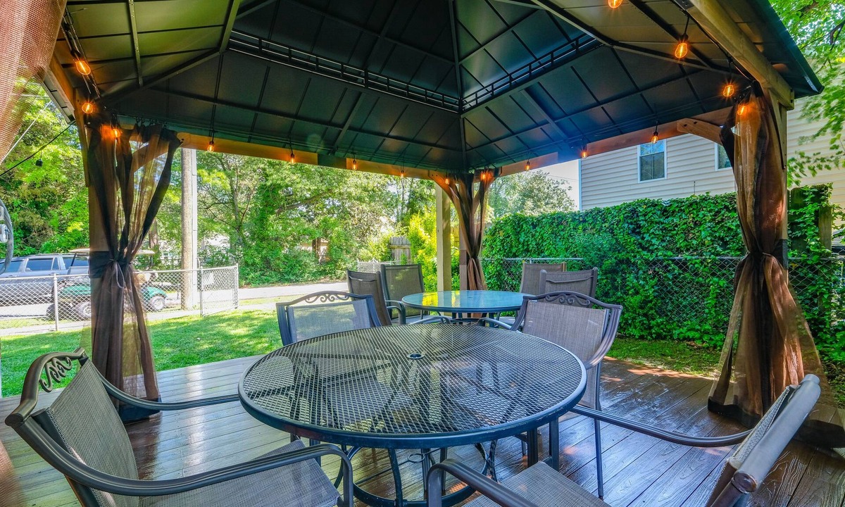 Issue House | Colonial Beach House w/Patio: 2 Blocks to Beach!