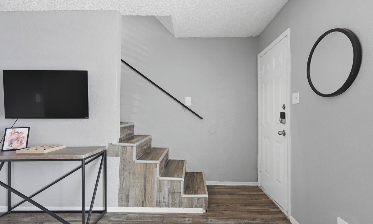 South Arlington Apartment | Comfortable 1BR townhome for longer stays
