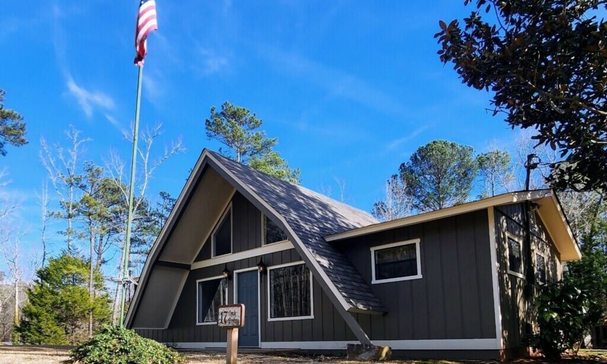 Pine Mountain Valley Cabin | Comfortable 2 Bedroom Cabin - 3 min to Roosevelt State Park. WIFI & Self Checkin