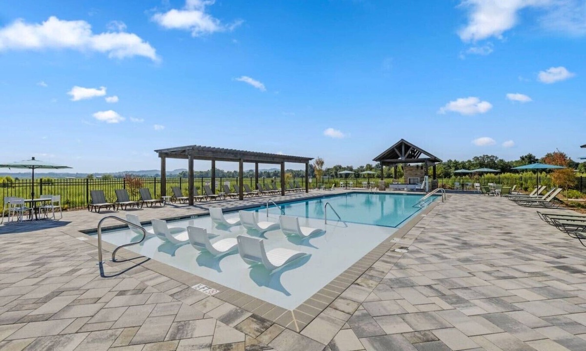 Mills River House | Comfortable 3bd Townhome Hospitals Pet Friendly Mountains Asheville Airport Pool