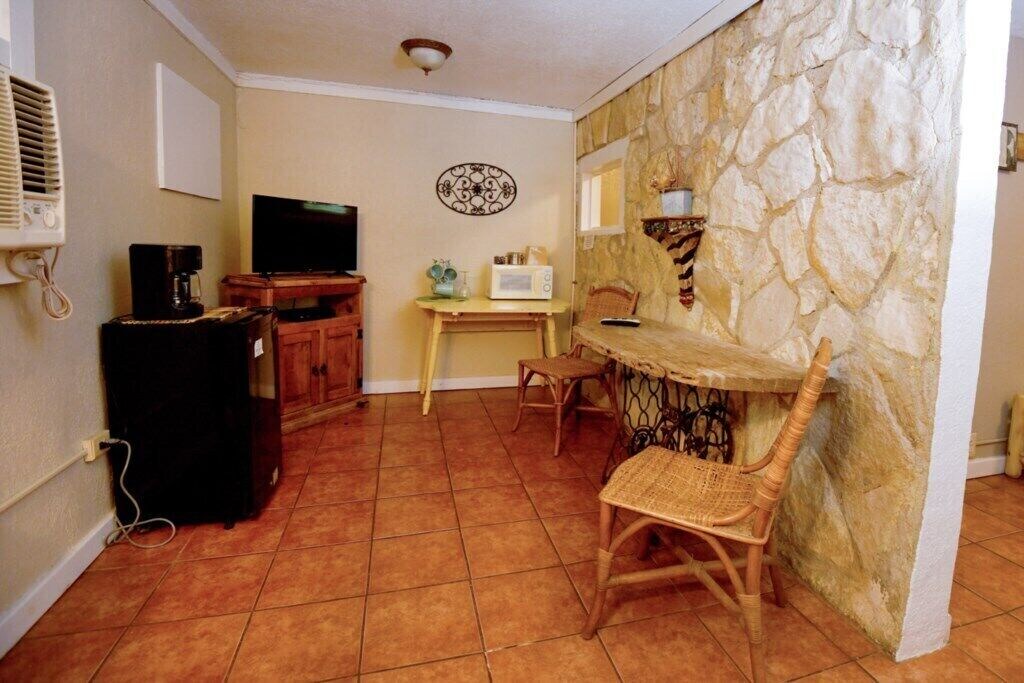 Leakey Apartment | Comfortable family inn room