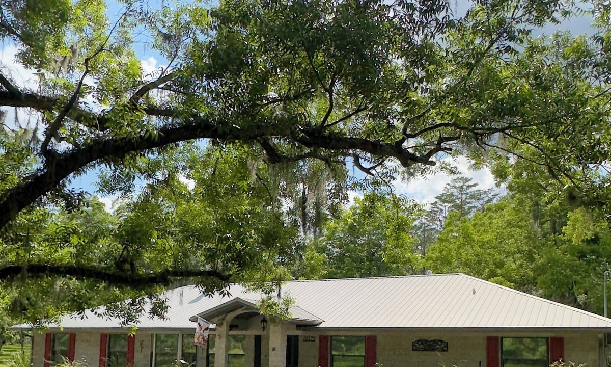 Melrose House | Comfortable Farmhouse Retreat Near Lake Santa Fe: Sleeps 16!