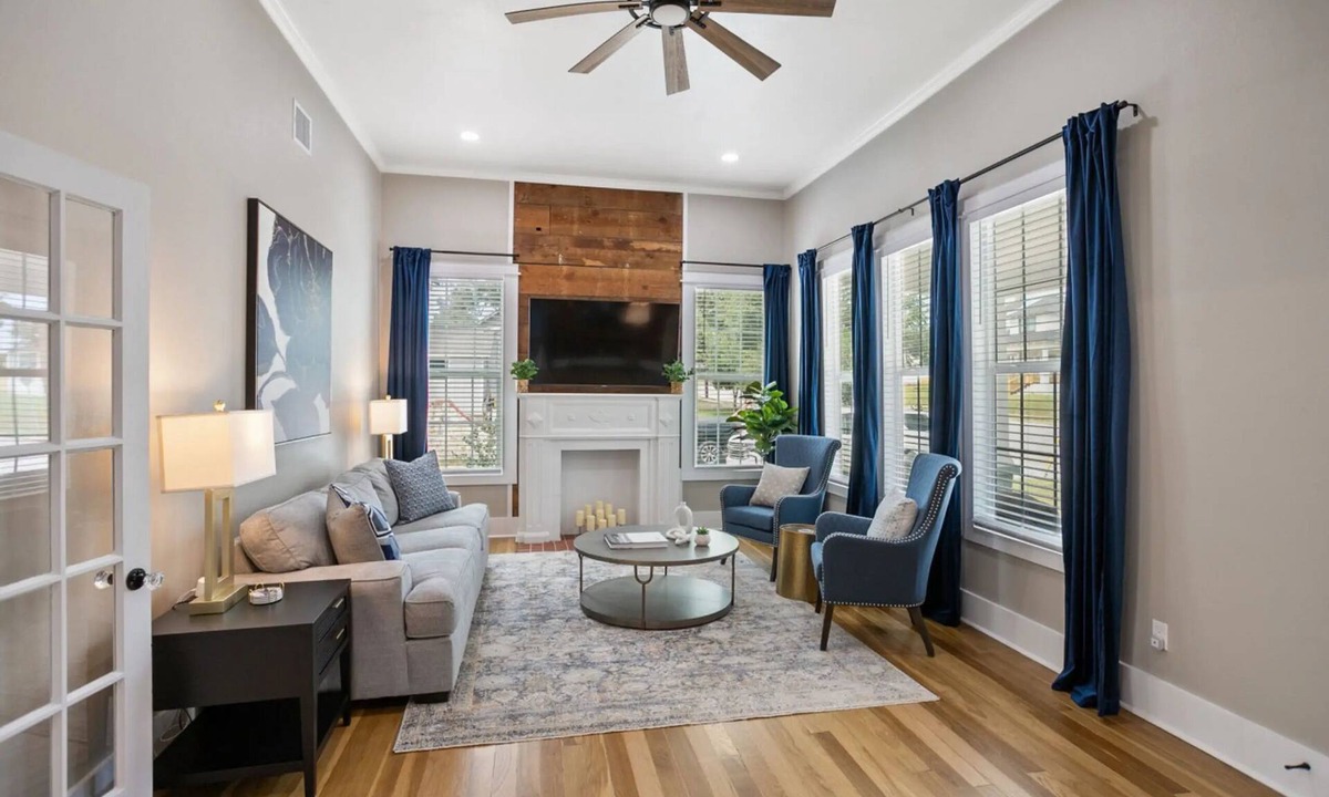 Brenham House | Comfortable Home with Modern Farmhouse Vibe; Near Downtown