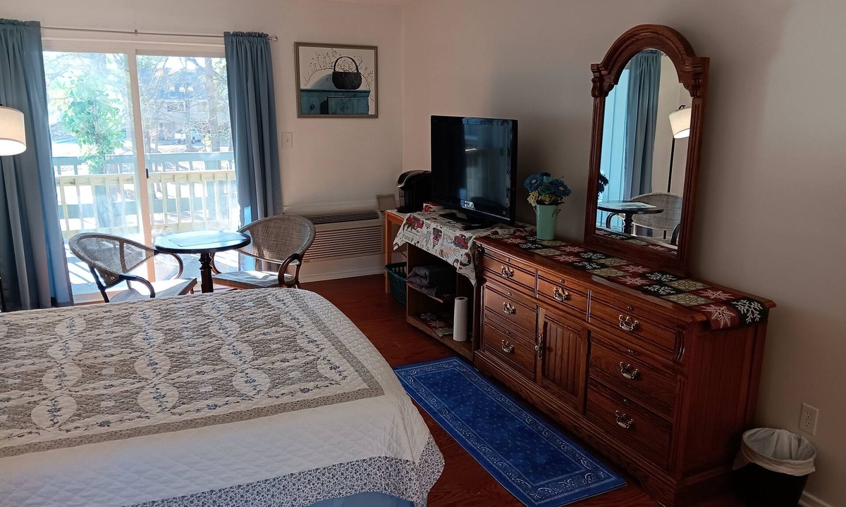 Fairfield Harbour Apartment | Comfy Corner, a comfortable 2nd floor large one room condo in Fairfield Harbour.