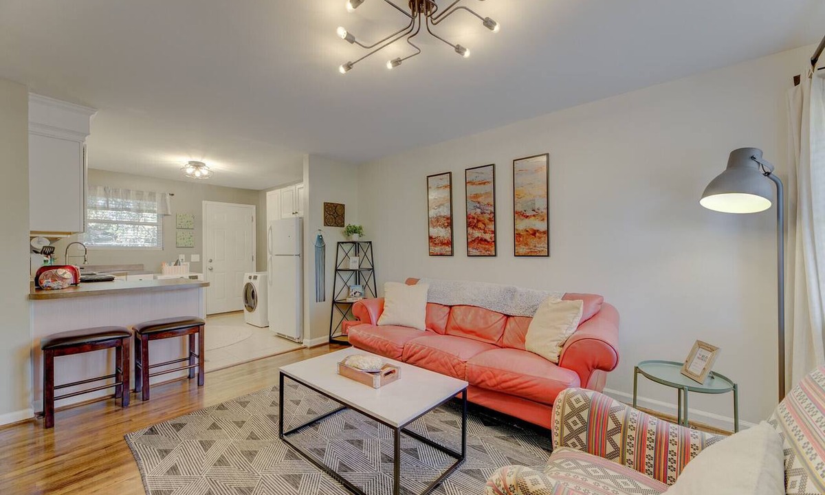 Old Shandon Apartment | Comfy Cozy Convenient Condo