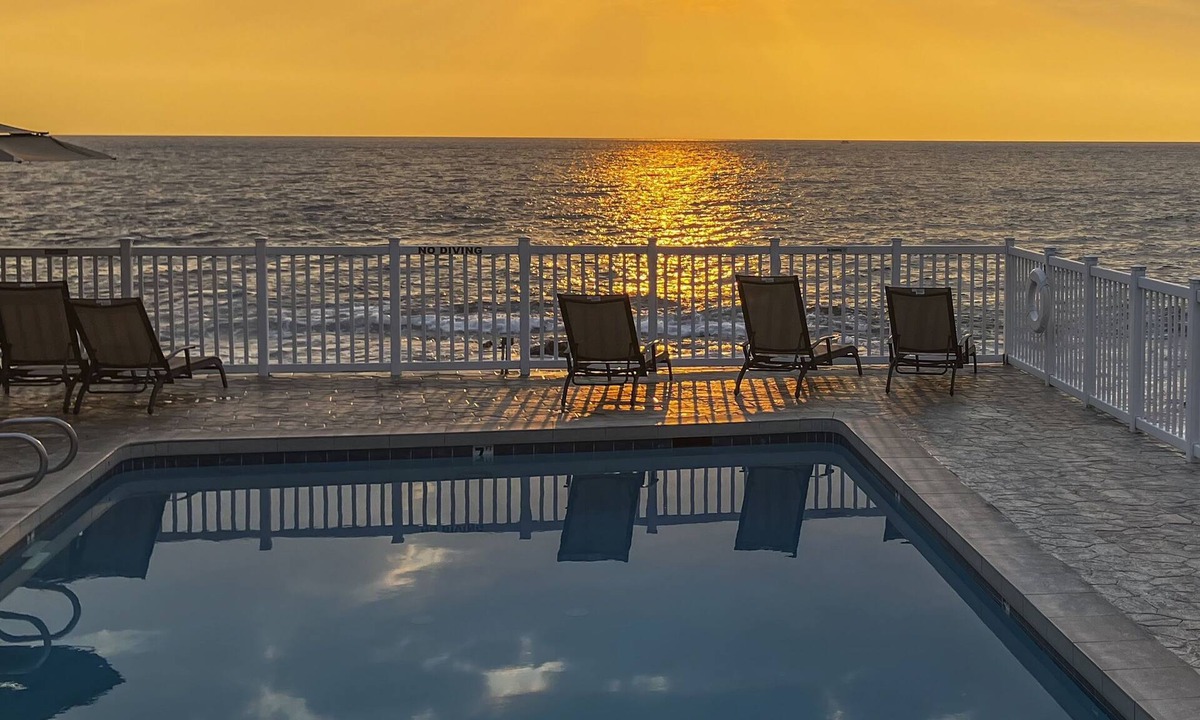 Kailua-Kona Condo | Condo at oceanfront resort with lanai, pool, grill & sundeck - walk to beach