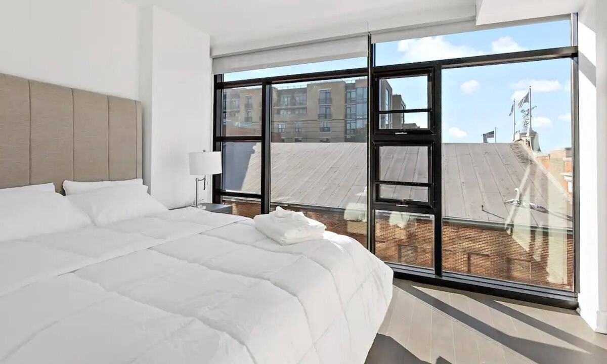 Shaw Bed & Breakfast | Contemporary | Downtown | Views | Luxury
